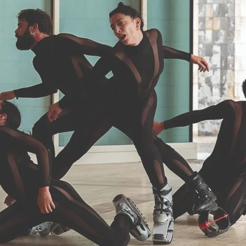 Ballarins vestits de negre